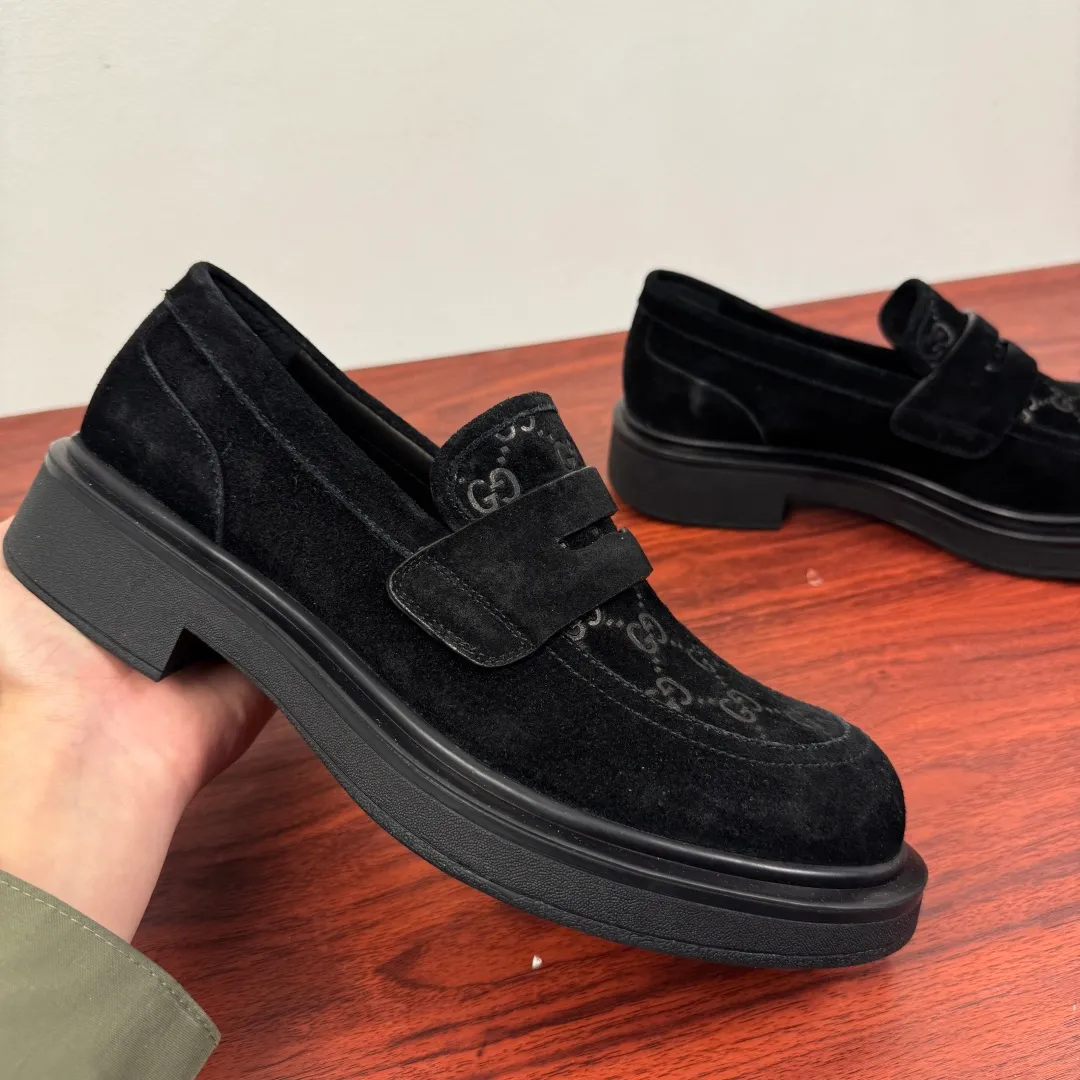 Batch 780 Gucci/Gucci new men's loafers with GG details, thick-soled slip-ons! The design of this men's lace-up shoe is rooted in the brand's heritage. It is carefully crafted from high-quality calfskin/open-edge beaded cowhide/suede cowhide. It is made of various leather types and is embellished with GG printed embossed suede leather details, which pays homage to Gucci's classic monogram. The rubber sole with GG pattern adds a modern touch to the design. Classic and simple sponge cake style design. European and American classic version, full calfskin lining. The overall upper texture is soft. The lining is comfortable and breathable. 2CM thickened soft rubber sole, easy to control. Versatile and stylish on the foot. Available in multiple colors to meet different matching needs. Full package! Size: 39-40-41-42-43-44 leather shoe size (can be customized to 38.45.46) Item number: 7826 Loafers black suede